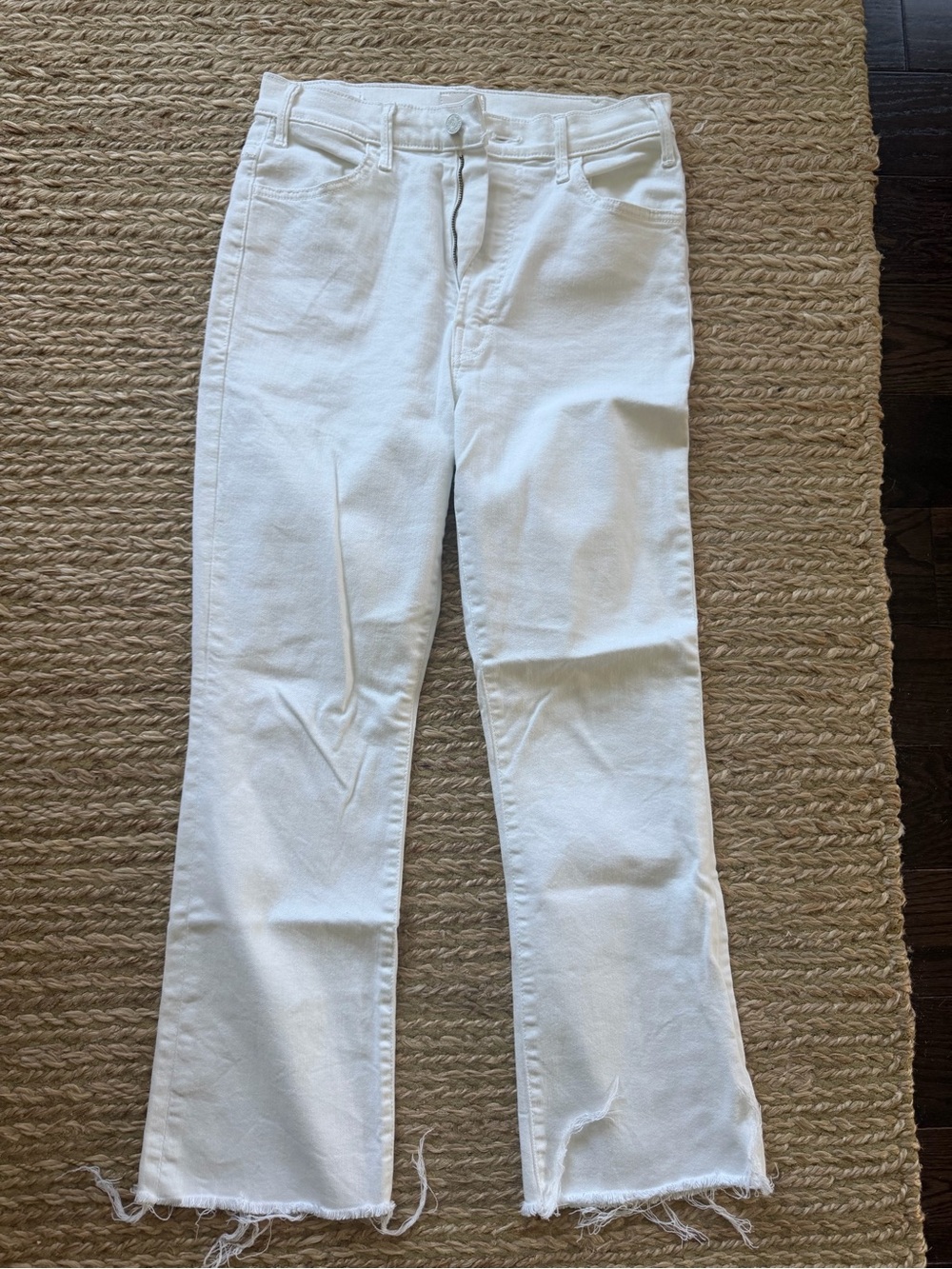 Cropped White Ankle Jeans with Raw Hem